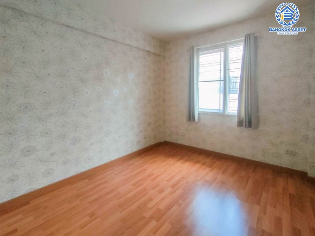 *****ทาวน์เฮ้าส์มือสองย่านกรุงเทพฯ ม.เดอะฟรอนท์ วัชรพล เนื้อที่กว้างขวางมากถึง 20.40 ตร.ว. ฟังก์ชัน 3 ห้องนอน 3 ห้องน้ำ ที่จอดรถ 1 คัน พร้อมเข้าอยู่ แถมฟรี! เครื่องปรับอากาศ 2 เครื่อง บนทำเลแห่งการเดินทาง เชื่อมต่อจุดขึ้นทางด่วน "วัชรพล" จองเลย!